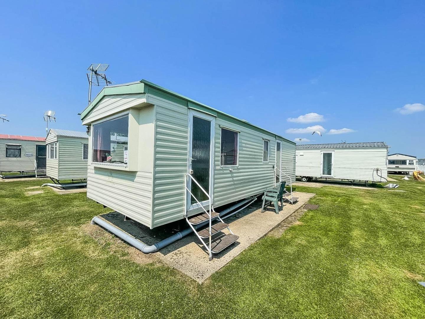 6 Berth Caravan For Hire At Martello Beach Holiday Park In Essex Ref 29017y